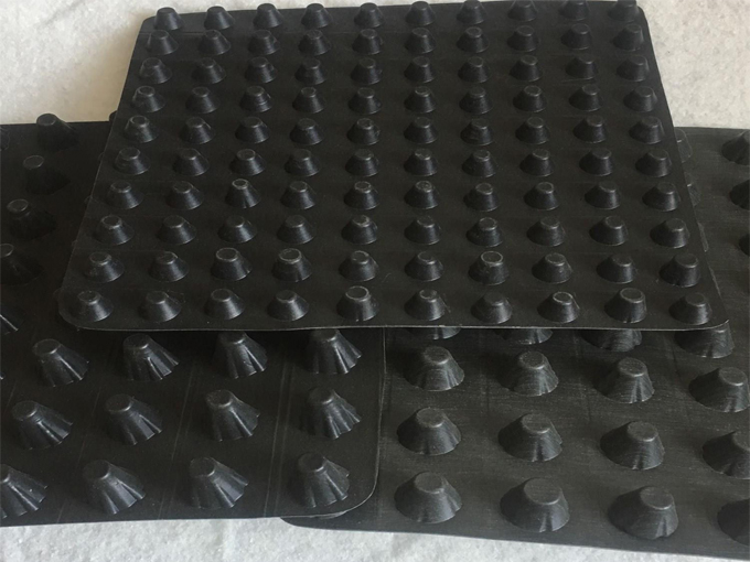 排水板在屋頂綠化工程中的優(yōu)勢分析